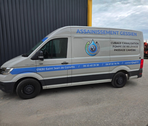 Camionnette Assainissement Gessien spécialisée en vidange et nettoyage de fosses septiques dans le Pays de Gex